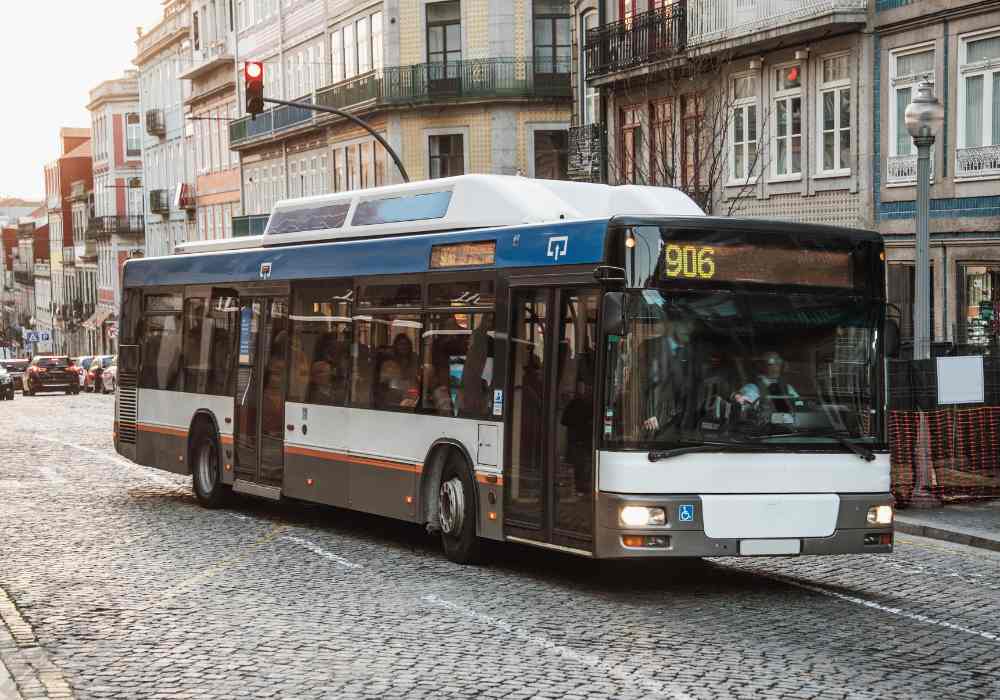 El trabajo de conductor de autobús es fundamental en muchas ciudades y regiones, ya que los autobuses son uno de los medios de transporte más utilizados para el traslado de personas. Si estás buscando trabajo como conductor de autobús, este artículo te proporcionará información detallada sobre las ofertas disponibles, los requisitos que debes cumplir, los beneficios que puedes obtener y cómo postularte. Existen diversas opciones de empleo en este sector, tanto en el transporte público como en el privado, por lo que encontrarás diversas oportunidades para comenzar o avanzar en tu carrera como conductor de autobús. Lista de Ofertas de Trabajo para Conductores de Autobús Conductor de Autobús Urbano Descripción del puesto: Los conductores de autobús urbano son responsables de transportar a los pasajeros a través de rutas preestablecidas dentro de la ciudad. Estos autobuses suelen tener paradas fijas y los conductores deben ser capaces de manejar el tráfico y las demandas de los pasajeros de manera eficiente y segura. Responsabilidades principales: Conducir autobuses en rutas urbanas, respetando las señales de tránsito y los horarios establecidos, mantener la seguridad de los pasajeros, ayudar a los pasajeros a subir y bajar del autobús, y reportar cualquier incidente o mal funcionamiento del vehículo. Requisitos: Para este puesto se requiere tener una licencia de conducir de tipo comercial (CDL), experiencia en la conducción de vehículos grandes, y conocimientos de las normas de tráfico urbano. También se valora la capacidad de manejar situaciones de estrés y la buena actitud hacia los pasajeros. Conductor de Autobús Escolar Descripción del puesto: Los conductores de autobús escolar son responsables de transportar a los estudiantes a y desde la escuela. Este trabajo requiere una gran responsabilidad, ya que se está a cargo de la seguridad de los niños durante el trayecto. Responsabilidades principales: Conducir un autobús escolar en rutas predefinidas, asegurarse de que los niños suban y bajen de manera segura, cumplir con las normas de tránsito específicas para el transporte escolar, y mantener un ambiente seguro y ordenado dentro del autobús. Requisitos: Además de contar con una licencia CDL, los conductores de autobús escolar deben tener una verificación de antecedentes, capacitación en seguridad infantil y tener experiencia previa en la conducción de autobuses o vehículos grandes. Además, se valoran habilidades para tratar con niños y mantener un ambiente seguro. Conductor de Autobús de Largo Recorrido Descripción del puesto: Los conductores de autobús de largo recorrido están encargados de transportar a los pasajeros entre diferentes ciudades o incluso países. Estos autobuses suelen tener itinerarios largos y los conductores deben estar preparados para viajes prolongados. Responsabilidades principales: Conducir un autobús durante largos períodos, asegurar el bienestar de los pasajeros durante el viaje, hacer paradas programadas para descanso y comida, cumplir con las regulaciones de tráfico en diferentes regiones, y realizar inspecciones de seguridad al inicio y al final de cada viaje. Requisitos: Los conductores de autobuses de largo recorrido deben tener una licencia CDL, experiencia en la conducción de vehículos grandes a larga distancia, y estar familiarizados con las normas de tráfico interestatal. Además, deben ser capaces de trabajar durante turnos largos y de noche, y tener habilidades de manejo en condiciones variables. Conductor de Autobús para Empresas Privadas Descripción del puesto: Además de trabajar para servicios de transporte público o escolar, existen oportunidades para conductores de autobús en empresas privadas que requieren transporte para sus empleados, excursiones o viajes corporativos. Responsabilidades principales: Conducir autobuses para transportar empleados, realizar viajes de excursiones o eventos, coordinar las rutas y horarios de acuerdo con las necesidades de la empresa, y asegurarse de que los pasajeros estén seguros y cómodos durante el trayecto. Requisitos: Se requiere una licencia CDL, experiencia previa en la conducción de autobuses y vehículos grandes, y habilidades de comunicación para interactuar con los pasajeros. Además, algunas empresas requieren verificación de antecedentes y referencias laborales. Requisitos Generales para Trabajos de Conductor de Autobús Aunque los requisitos específicos pueden variar dependiendo del tipo de autobús y la empresa contratante, existen ciertos requisitos generales que suelen ser comunes para los trabajos de conductor de autobús: Licencia de Conducir Comercial (CDL): Para conducir autobuses es obligatorio contar con una licencia CDL, que se obtiene después de cumplir con una serie de requisitos y exámenes. Este tipo de licencia garantiza que el conductor tiene la capacitación adecuada para manejar vehículos grandes y transportar pasajeros de manera segura. Experiencia en la conducción de vehículos grandes: La experiencia previa en la conducción de autobuses o vehículos de gran tamaño es muy valorada, aunque algunos empleadores ofrecen capacitación para nuevos conductores. Buena condición física y mental: Ser conductor de autobús implica estar alerta durante largos períodos, por lo que es importante tener una buena condición física y estar en buen estado de salud para poder manejar situaciones de estrés o fatiga. Verificación de antecedentes: Los empleadores a menudo realizan una verificación de antecedentes penales para asegurarse de que los conductores sean personas responsables y aptas para trabajar con pasajeros. Habilidades interpersonales: Los conductores de autobús deben tener habilidades de comunicación, ya que interactúan constantemente con los pasajeros y, en ocasiones, con otros miembros del equipo de trabajo. Beneficios de Trabajar como Conductor de Autobús Trabajar como conductor de autobús puede ofrecer varios beneficios, dependiendo del tipo de empleo y la empresa contratante. Algunos de los principales beneficios incluyen: Estabilidad laboral: El transporte público y los viajes largos son necesidades constantes en muchas ciudades y países, lo que garantiza una demanda continua de conductores de autobús. Salario competitivo: Los conductores de autobús generalmente tienen salarios atractivos. El salario puede variar dependiendo del tipo de autobús y el sector en el que trabajes (transporte público, escolar, privado, etc.). Beneficios adicionales: Muchas empresas de transporte ofrecen beneficios adicionales, como seguro médico, tiempo libre pagado, pensiones, y descuentos en viajes, entre otros. Horarios flexibles: Dependiendo del puesto, los conductores de autobús pueden tener la opción de trabajar turnos de medio tiempo o de tiempo completo, e incluso hay empleos disponibles durante los fines de semana o en horarios nocturnos. Oportunidades de crecimiento: Los conductores de autobús con experiencia pueden tener la oportunidad de avanzar a puestos de mayor responsabilidad, como supervisor de tráfico, gerente de rutas, o instructor de conductores. Cómo Postularse para Trabajos de Conductor de Autobús Si estás interesado en postularte para un trabajo como conductor de autobús, sigue estos pasos: Obtén tu Licencia de Conducir Comercial (CDL): Este es el primer paso esencial. Asegúrate de cumplir con los requisitos y obtener la capacitación necesaria para obtener tu CDL. Busca ofertas de trabajo: Puedes encontrar ofertas de empleo en sitios web de empleo como Indeed, Glassdoor, o directamente en las páginas web de empresas de transporte. También puedes revisar tablones de anuncios en tu comunidad local. Prepara tu currículum: Asegúrate de incluir tu experiencia previa en la conducción (si la tienes), tu licencia CDL, y cualquier otro detalle relevante, como tu historial de seguridad y tu capacidad para manejar vehículos grandes. Presenta una carta de presentación: Acompaña tu currículum con una carta de presentación donde expliques por qué estás interesado en el puesto y cómo tu experiencia o habilidades son una buena combinación para el trabajo. Prepárate para la entrevista: Si eres seleccionado para una entrevista, asegúrate de mostrar tu interés por la seguridad, la puntualidad y el bienestar de los pasajeros. También es importante que demuestres tu capacidad para trabajar bajo presión y tu disposición para aprender y mejorar.